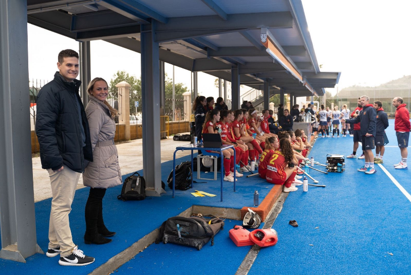 El edil de Deportes asiste a los encuentros amistosos que disputa la Selección Española de Hockey femenina en el Retamar