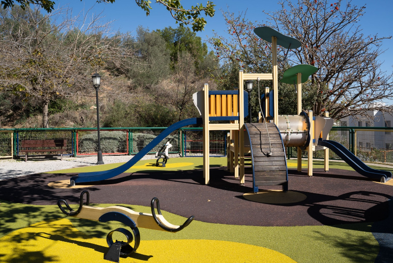 El Ayuntamiento de Benalmádena culmina labores de mejora en el parque infantil de Luis Cernuda