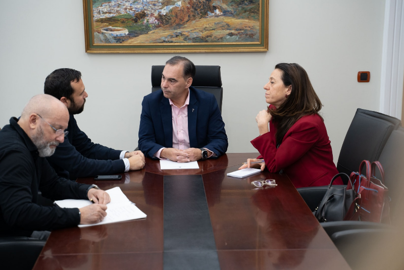 El alcalde de Benalmádena y el edil de Agua mantienen una reunión de trabajo con Acosol para abordar las medidas para ahorrar agua