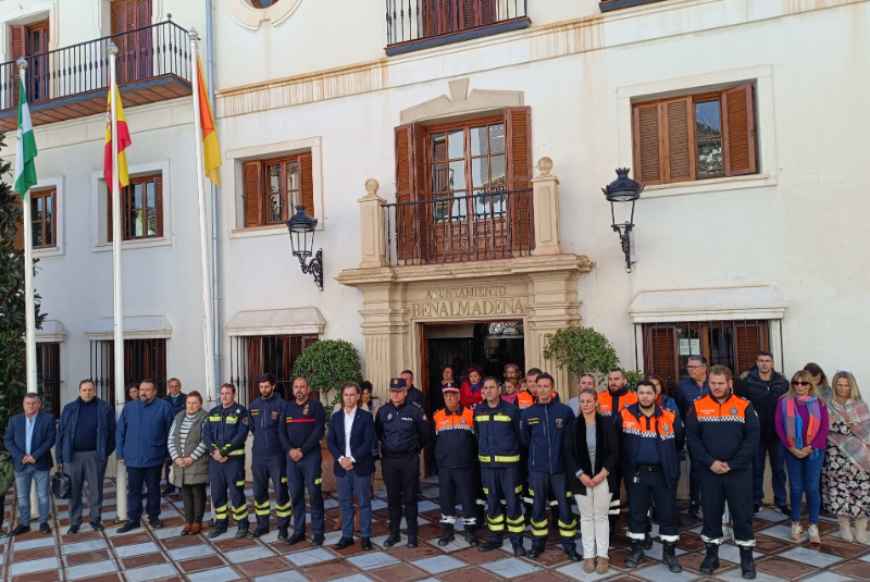 El Ayuntamiento de Benalmádena guarda un minuto de silencio en memoria de las personas fallecidas en el incendio de dos edificios en Valencia