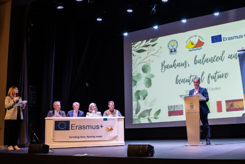 El alcalde de Benalmádena preside el simposio ‘Cómo el cambio climático afecta al mar y la Costa’ en la Casa de la Cultura
