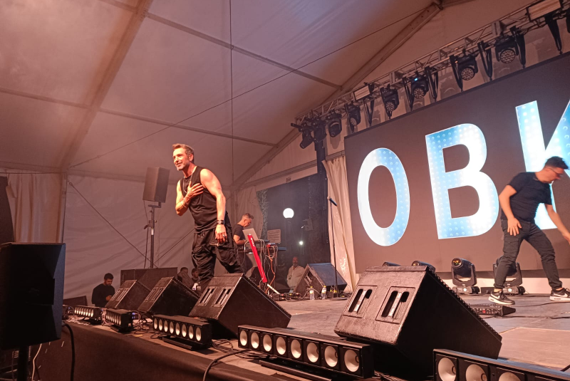 Only Fest no defrauda y congrega a más de 5.000 personas en el Puerto Deportivo con OBK, Play y las bodas de Elvis Presley