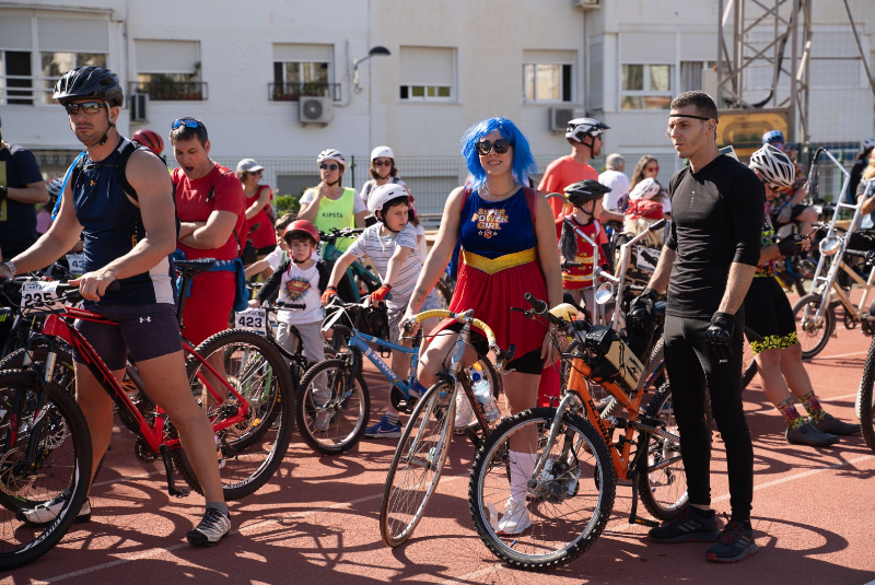 Benalmádena vive la Fiesta de la Bicicleta en una jornada llena de diversión y ocio en familia con grandes disfraces 