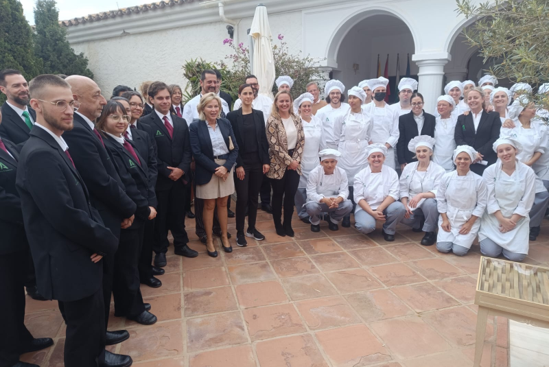 Antiguos alumnos participan en la elaboración del menú de La Fonda con motivo de su XXX aniversario 