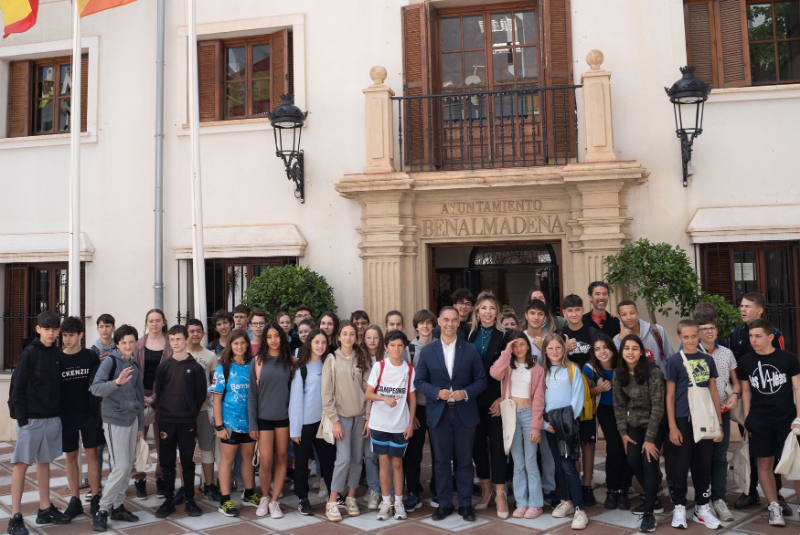 Alumnos de Francia visitan el Ayuntamiento en un programa de intercambio con el IES Benalmádena