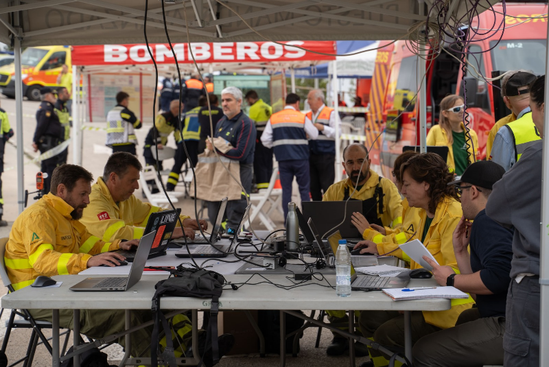 Más de 200 personas, una decena de organismos y cerca de medio centenar de vehículos participan en un simulacro de incendio forestal en Santangelo Norte