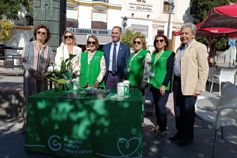 El alcalde visita las mesas informativas de la AECC de Benalmádena en el Día de la Cuestación