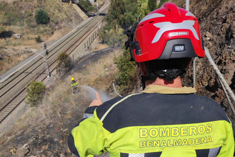 Un incendio en el margen sur de la vía del Cercanías obliga a cortar la circulación de trenes durante una hora en Benalmádena