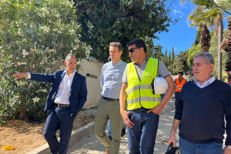 El alcalde de Benalmádena visita los trabajos en calle Mozart