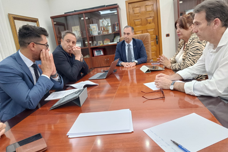 El alcalde mantiene una reunión con representantes de AEHCOS para seguir estableciendo líneas de trabajo y colaboración conjuntas