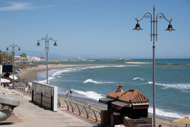 El alcalde de Benalmádena supervisa el buen estado de las playas de cara al inicio del verano  