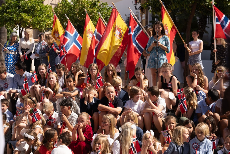 Multitud de personas se congregan en el corazón de Arroyo de la Miel para celebrar el Día Nacional de Noruega