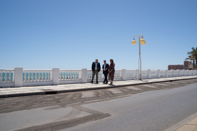 El alcalde visita los trabajos de retirada de pintura en la costa que implican la supresión definitiva de cualquier vestigio del carril único