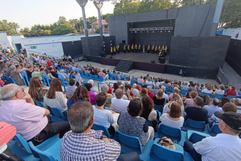 Un auditorio lleno pone el broche de oro a la gran final del Curso de Actividades de los Centros de Mayores de Benalmádena