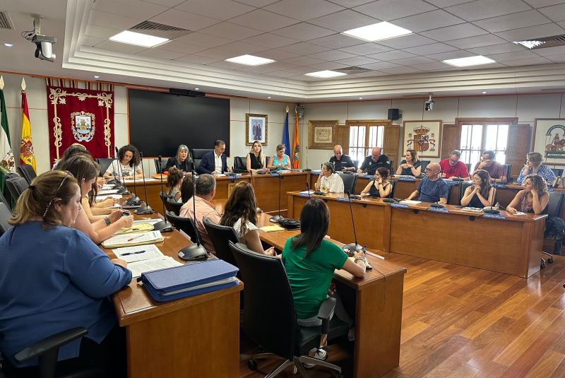 El alcalde de Benalmádena preside la Comisión Municipal de Absentismo Escolar