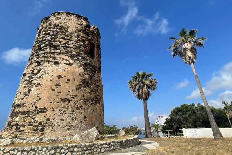 El Ayuntamiento de Benalmádena informa del inicio de los trabajos de instalación de luminaria en la Torre Vigía de Torremuelle