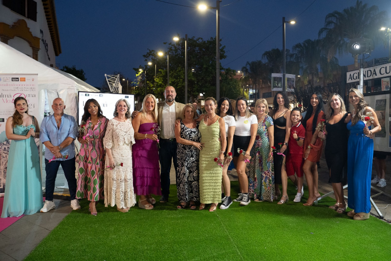 Los diseñadores y tiendas locales de Benalmádena llenan el corazón de Arroyo de la Miel con una pasarela de moda sin precedentes