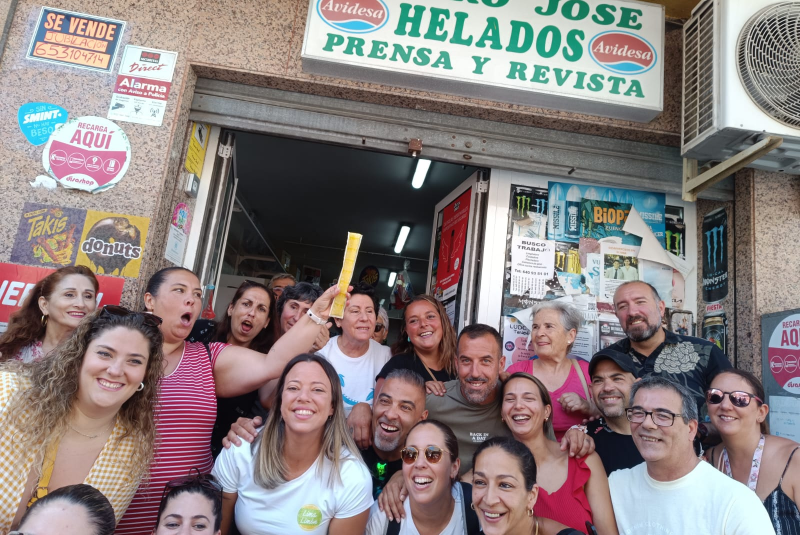 Emotiva despedida al Kiosko José, que cerrará sus puertas tras más de medio siglo abierto en Arroyo de la Miel