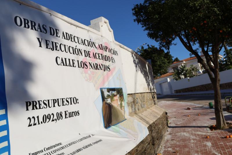La transformación total de la calle Los Naranjos, en el corazón de la Costa, afronta su recta final tras una inversión de 221.000 euros