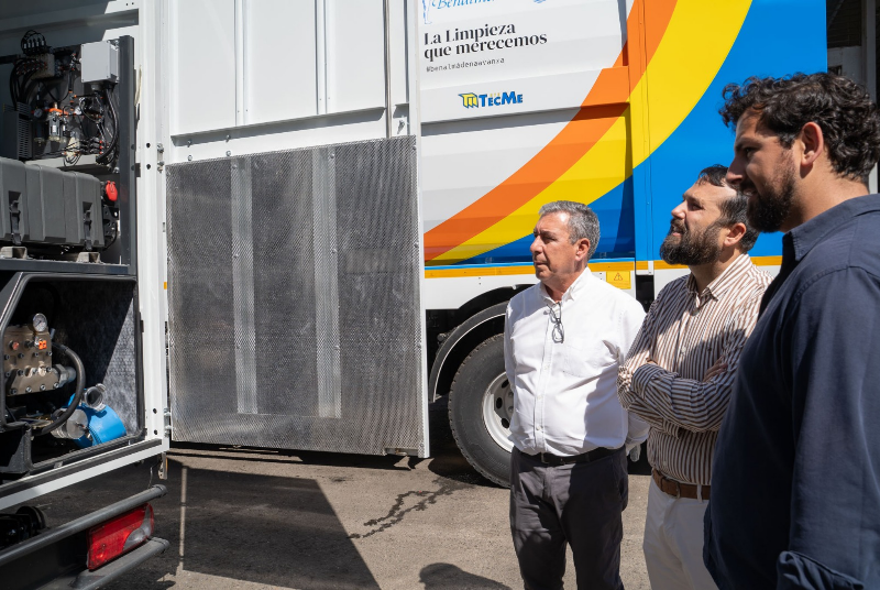 El Ayuntamiento de Benalmádena adquiere dos nuevos vehículos lava-contenedores 