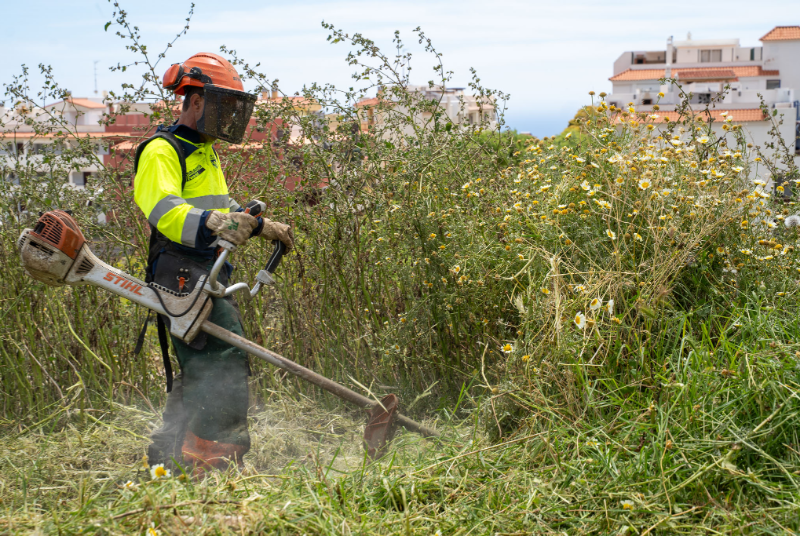 El Ayuntamiento de Benalmádena realiza trabajos de desbroce en arroyos y parcelas municipales para evitar incendios