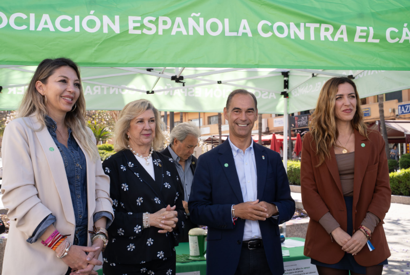 El alcalde visita las mesas informativas de la AECC y reclama más investigación en la lucha contra el cáncer