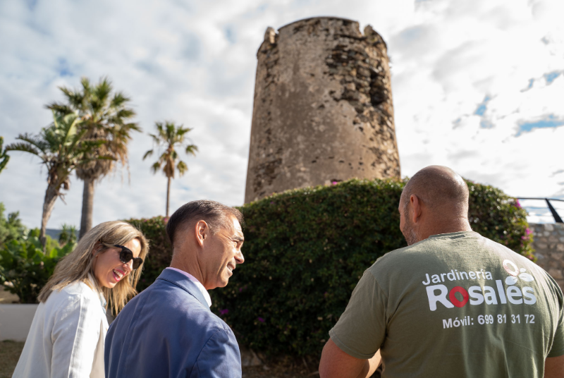 El Ayuntamiento de Benalmádena avanza en los trabajos de limpieza del talud del entorno del Bien de Interés Cultural de Torre del Muelle