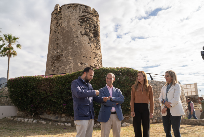 El Ayuntamiento de Benalmádena avanza en los trabajos de limpieza del talud del entorno del Bien de Interés Cultural de Torre del Muelle