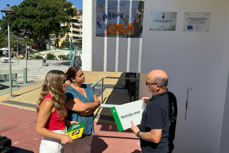 El IAJ entrega al Ayuntamiento de Benalmádena las nuevas placas acreditativas de ‘Municipio Joven’ y entidad gestora del Carné Joven