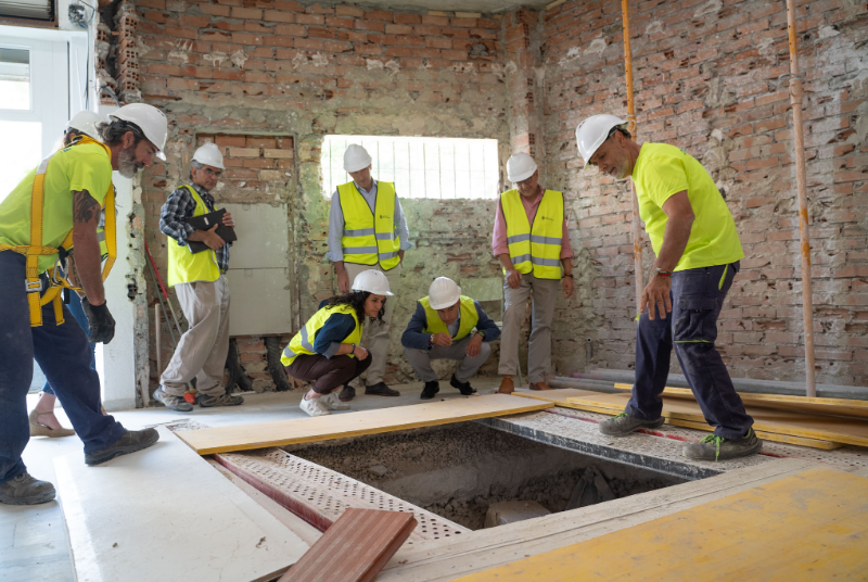 El alcalde supervisa las obras de modernización energética del edificio Ovoide, con una inversión superior a los 720.000 euros