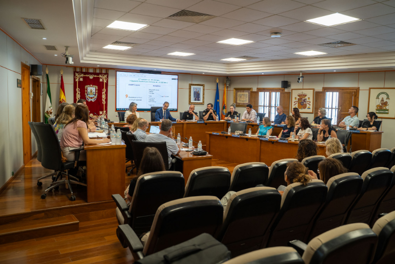 Benalmádena refuerza su compromiso con la infancia y la lucha contra el absentismo escolar en la segunda comisión del curso