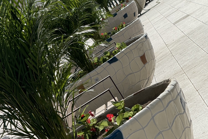 El Ayuntamiento avanza en el embellecimiento de zonas emblemáticas con nuevas jardineras artísticas en calle Las Flores, Pueblosol y el recinto ferial de Los Nadales