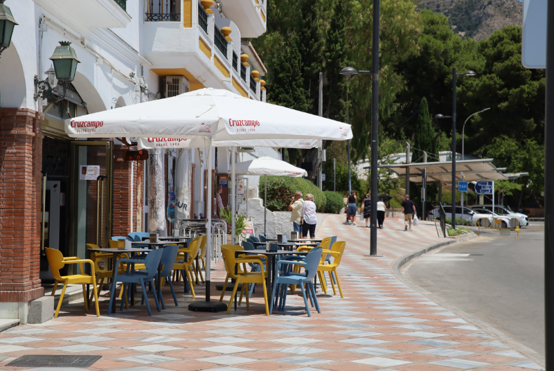 El Ayuntamiento avanza en la ordenación de terrazas y espacios comerciales para homogeneizar la imagen de Benalmádena