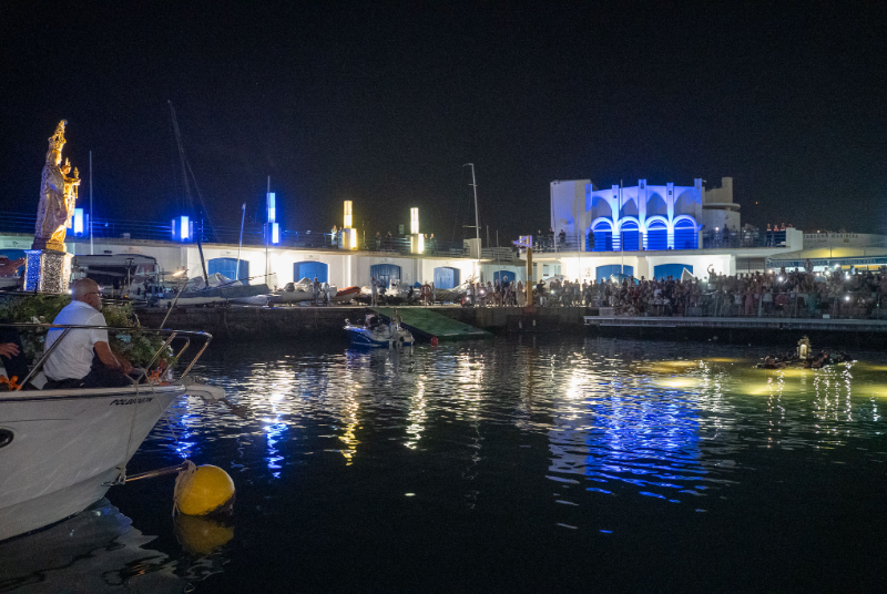 La semana grande en honor a la Virgen del Carmen llena de público los actos tradicionales y la Veladilla en el Puerto