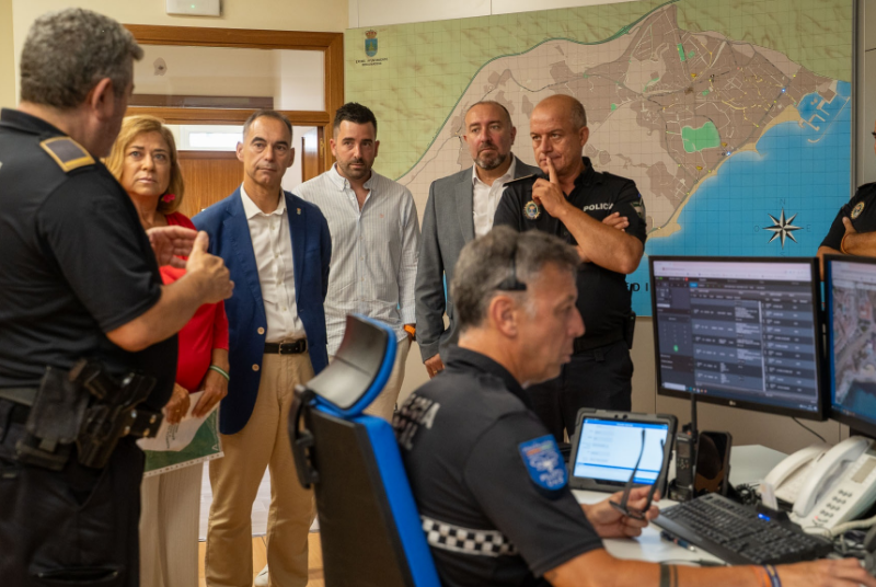 La directora de Emergencias 112 y jefa de Protección Civil visita la Jefatura de Policía Local para reforzar la coordinación y comprobar de primera mano los avances impulsados en el cuerpo