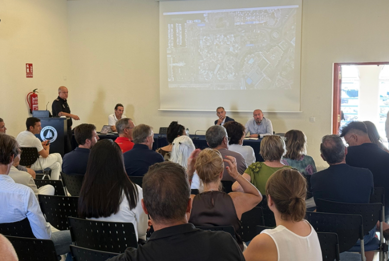 El Ayuntamiento de Benalmádena analiza junto a comerciantes, vecinos y colectivos afectados el primer mes del ensayo para la peatonalización del puerto deportivo