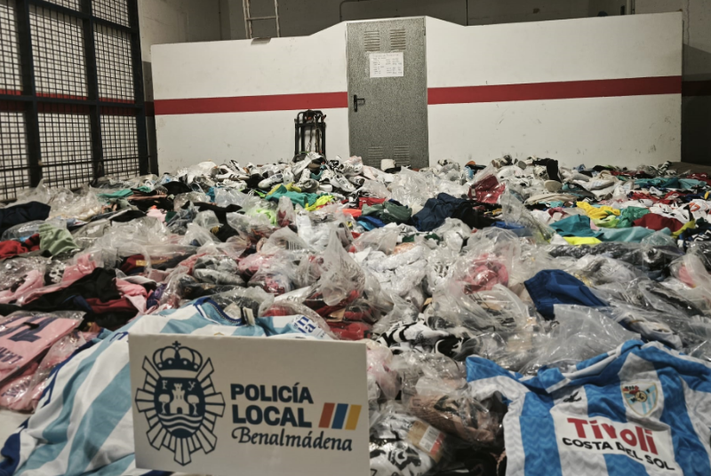 Intervenidos más de 2.300 artículos procedentes de la venta ambulante ilegal en una operación conjunta entre la Policía Local de Benalmádena y Torremolinos