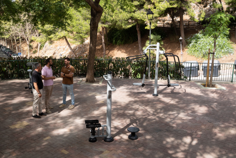El Ayuntamiento de Benalmádena recupera una plaza del barrio de Carranque y la transforma en un parque biosaludable