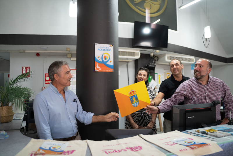 El Palacio de los Deportes de Benalmádena recibe la primera placa de la campaña ‘Benalmádena Accesible’