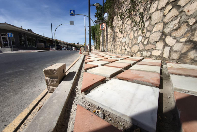 La Avenida Juan Luis Peralta se prepara para su remate final: acerado casi concluido y últimos pasos para su completa renovación