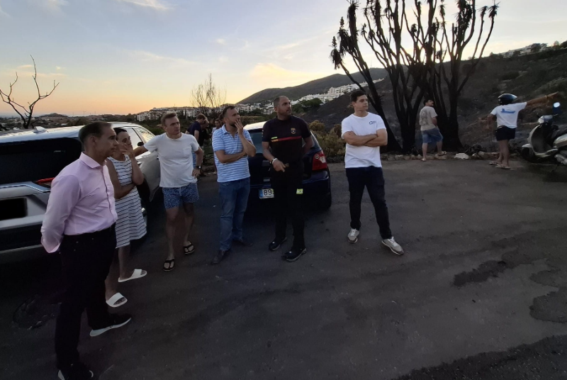 El alcalde de Benalmádena visita la zona del incendio y agradece la labor y la agilidad de respuesta de los efectivos de emergencia