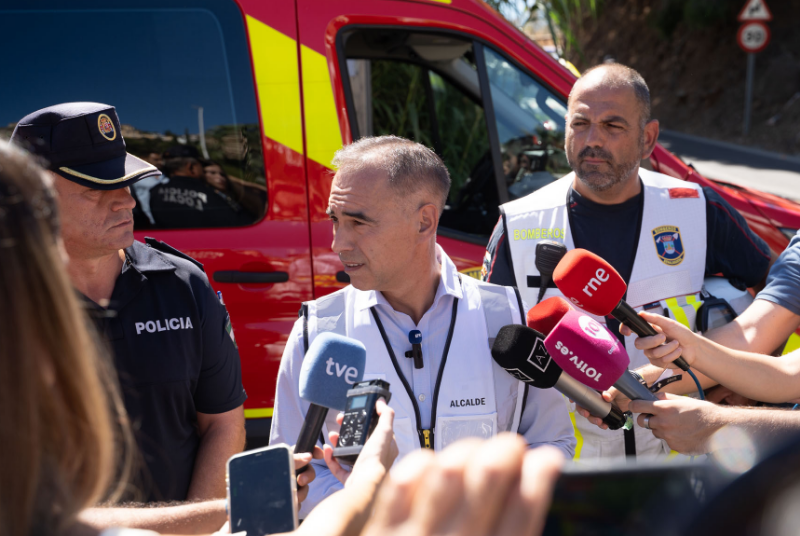 El alcalde valora el trabajo de todos los efectivos en el incendio en Carretera del Sol, que ya está estabilizado