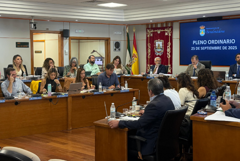 El pleno da luz verde a la adquisición de tablets para el IES Poetas Andaluces y un nuevo vehículo para AFAB, entre otras subvenciones
