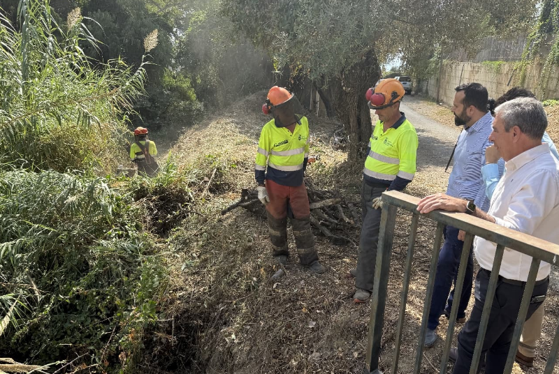 Los trabajos de desbroce en arroyos y parcelas municipales superan ya los 110.000 metros cuadrados intervenidos en todo el municipio