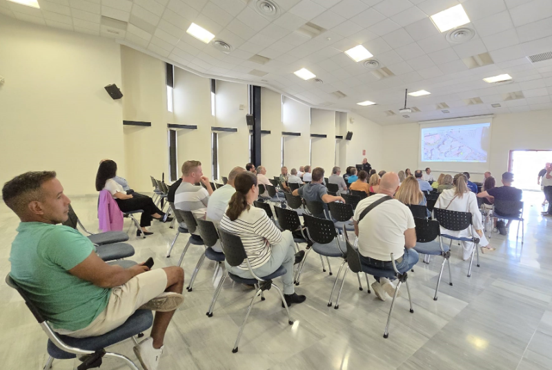 El Ayuntamiento de Benalmádena acuerda con empresarios y vecinos del Puerto avanzar hacia la peatonalización definitiva de la zona