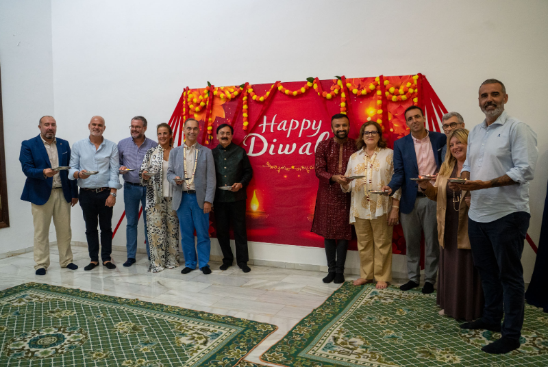 El alcalde asiste al Diwali en el Templo Hindú de Benalmádena para celebrar el ‘Festival de las Luces’