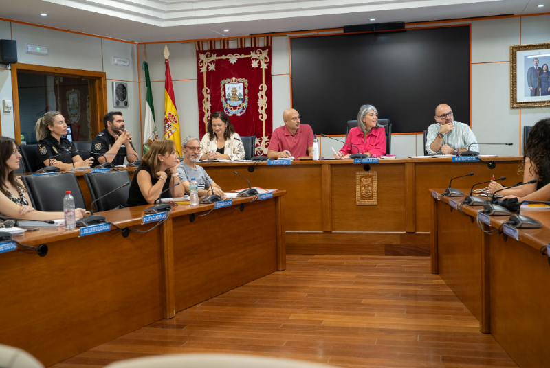 Benalmádena refuerza su lucha contra el absentismo escolar con la primera comisión municipal del curso 2025-2026