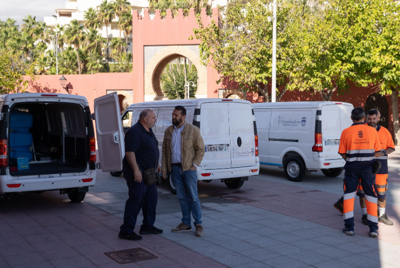 El Ayuntamiento de Benalmádena incorpora tres hidrolimpiadoras eléctricas para reducir el ruido durante la limpieza de las calles 