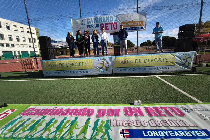 ‘Caminando por un reto’ llena las calles de Arroyo de la Miel con un recorrido simbólico hasta una ciudad noruega