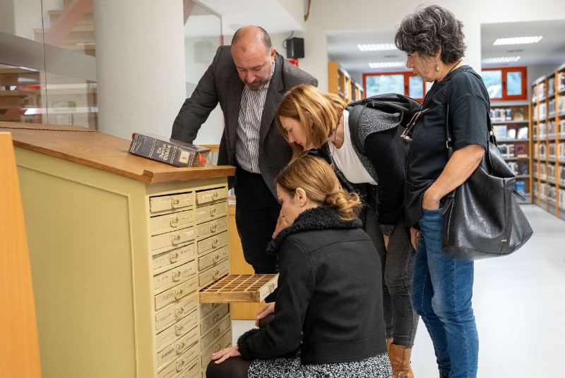 El Ayuntamiento recibe un histórico chivalet donado por la familia Campos con motivo de la modernización de la Biblioteca de Arroyo de la Miel